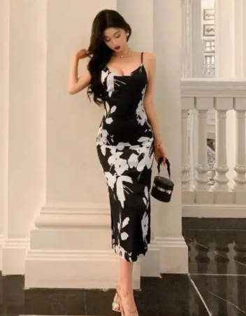 HRBLACK ā Sleek Floral Bodycon Dress