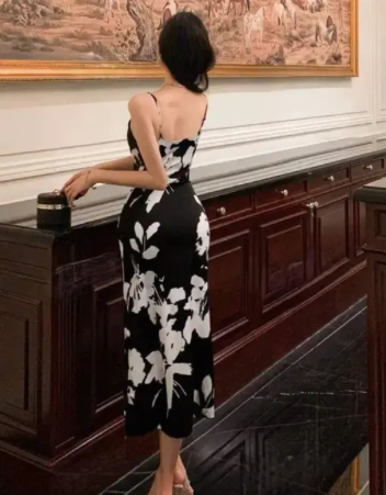HRBLACK ā Sleek Floral Bodycon Dress