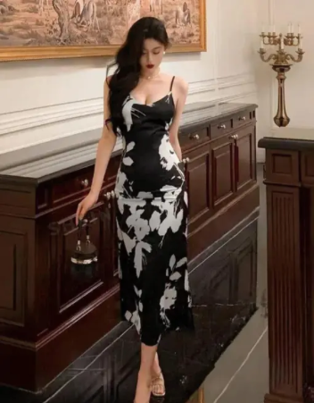 HRBLACK – Sleek Floral Bodycon Dress